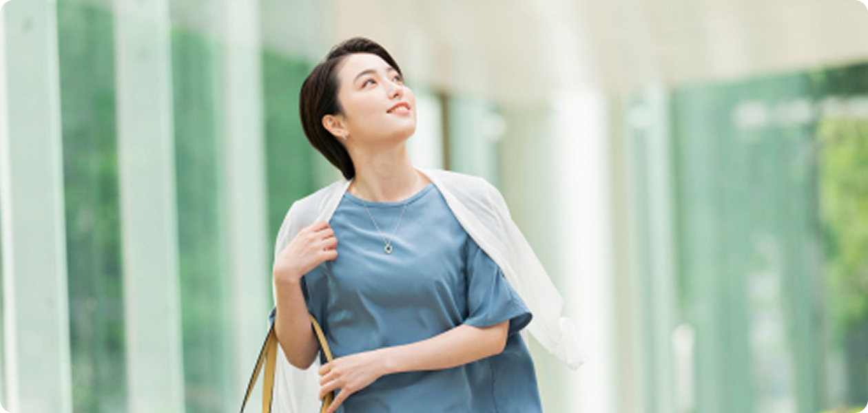 スタジオでくつろぐ女性