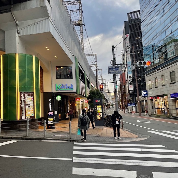 Apple GYM（アップルジム）京橋店までの道のり（京阪電車）2京橋交番前交差点の横断歩道を渡り直進してください。