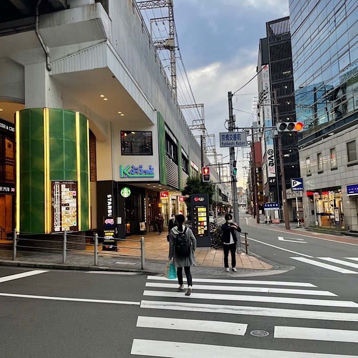 Apple GYM（アップルジム）京橋店までの道のり（長堀鶴見緑地線）3京橋交番前交差点の横断歩道を渡り直進してください。