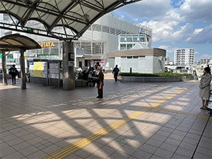 Apple GYM（アップルジム）イオン茅ヶ崎中央店までの道のり（バス）1-2構内を出て右側へ曲がってください。