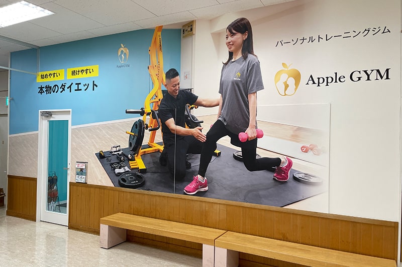 Apple GYM（アップルジム）イオン茅ヶ崎中央店はイオン茅ヶ崎中央店の3Fにあり、女性がトレーニングをしている写真が目印になります。