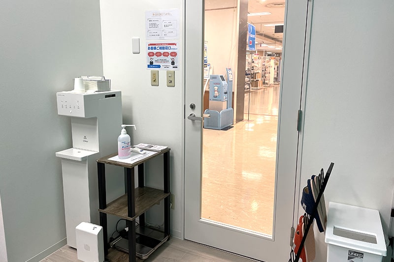 Apple GYM（アップルジム）イオン茅ヶ崎中央店の店舗入り口には消毒液や検温機が設置してあります。