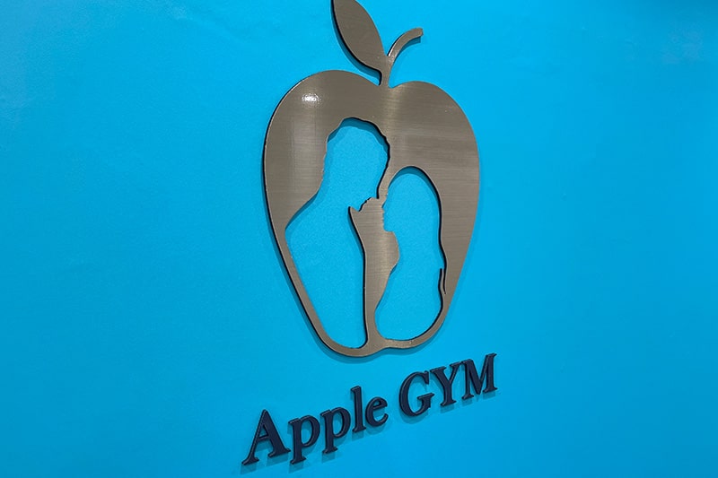 Apple GYM（アップルジム）平塚店はオリジナルロゴとエメラルドブルーが基調となった空間で清潔感のある内装です。