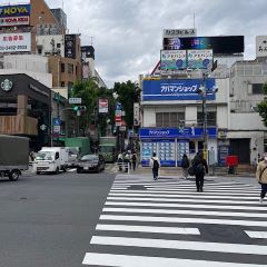Apple GYM（アップルジム）飯田橋店までの道のり（JR線）2神楽坂下交差点の信号を渡り右に曲がってください。