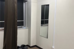 アップルジム池袋店のジム画像・姿鏡のある更衣室
