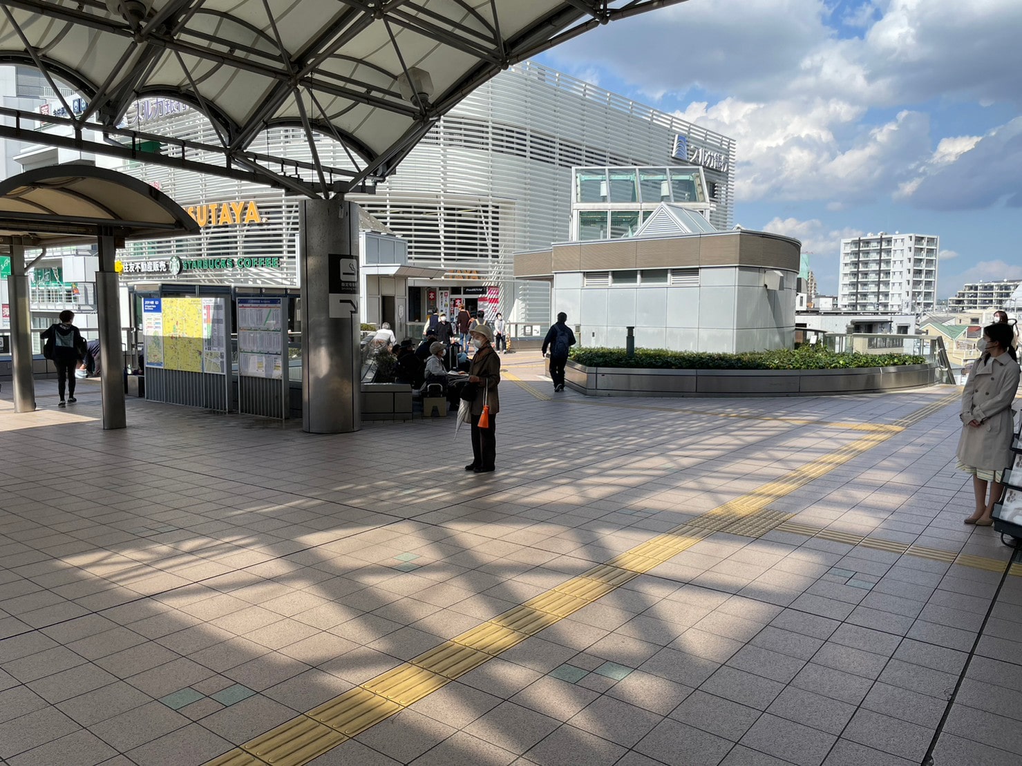 Apple GYM（アップルジム）イオン茅ヶ崎中央店までの道のり（バス）1-2構内を出てTSUTAYA方面の右側へ曲がってください。