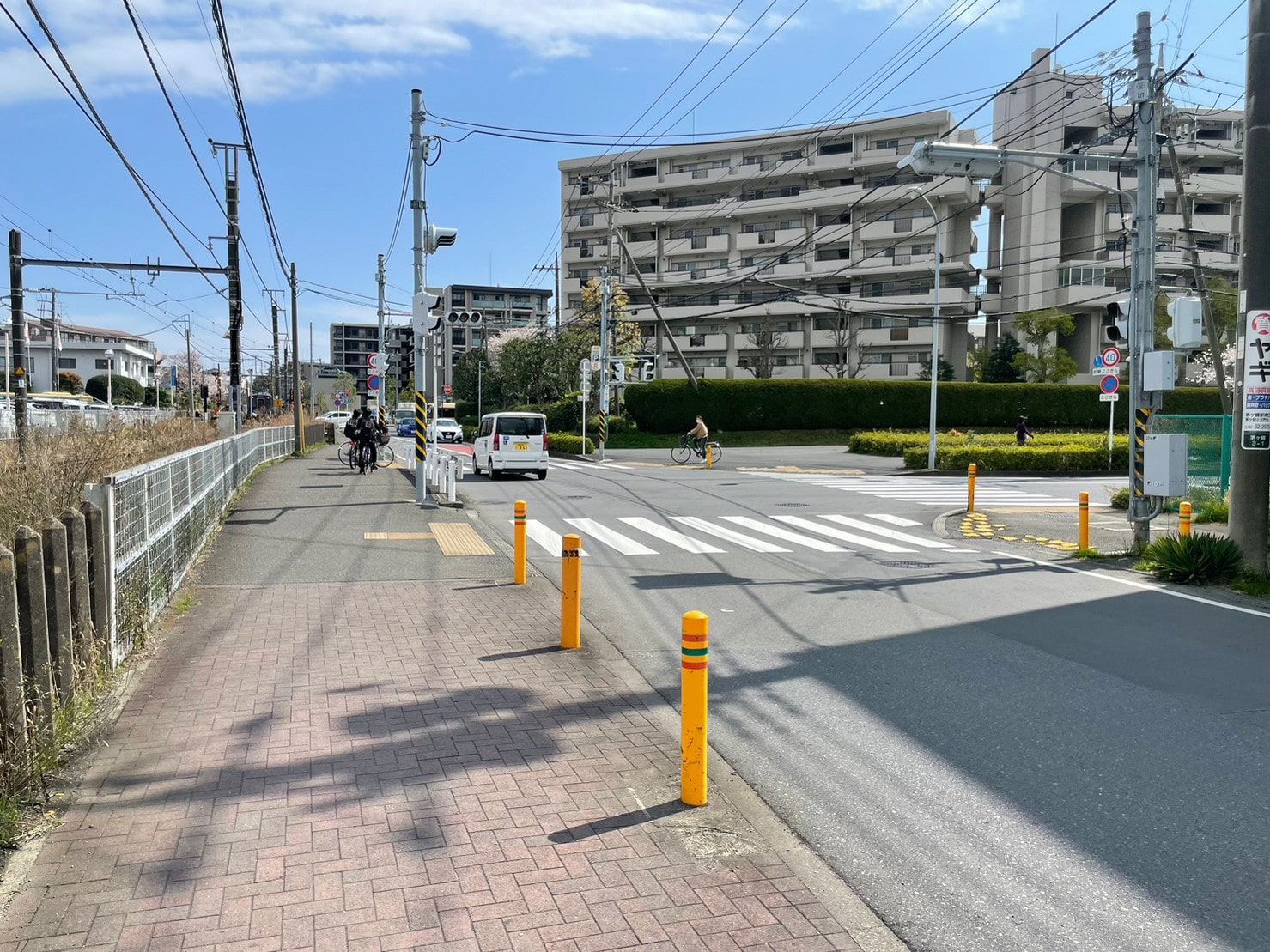 Apple GYM（アップルジム）イオン茅ヶ崎中央店までの道のり（JR線）1-3交差点を右に曲がってください。