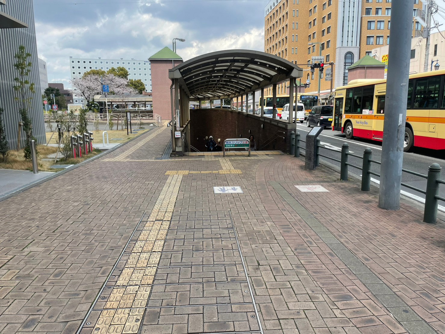 Apple GYM（アップルジム）イオン茅ヶ崎中央店までの道のり（JR線）1-3地下横断歩道を渡ってください。