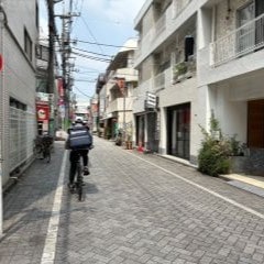 突き当りを左手に20mほど直進し最初の十字路を右手に曲がってください。