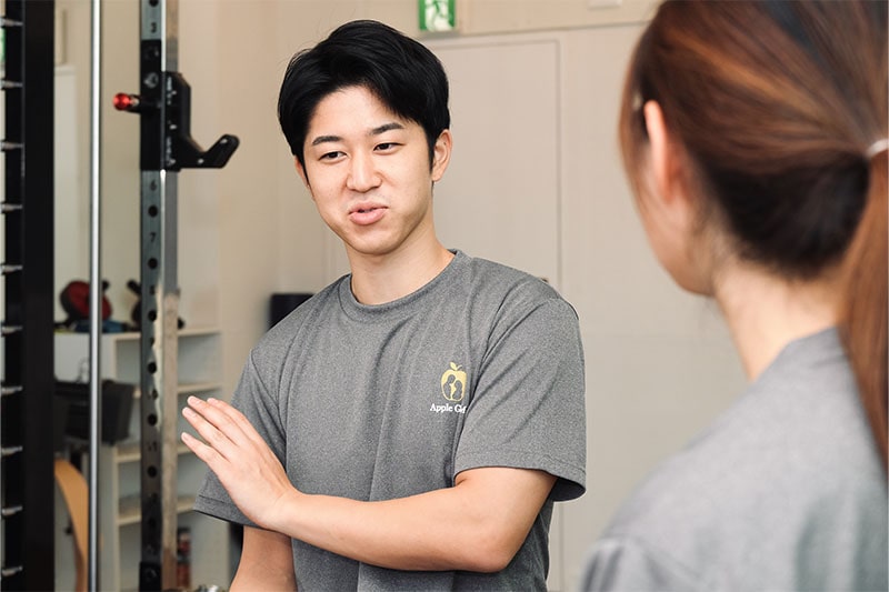 アップルジム武蔵小杉店のジム画像・男性トレーナーによるカウンセリング風景