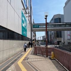 Apple GYM（アップルジム）小田急町田店までの道のり（JR線）)2-2広場に出たら右方向に進み階段を下ります。