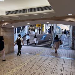 Apple GYM（アップルジム）小田急町田店までの道のり（小田急線）1-2突き当たり左側の階段を下りて、真っ直ぐ進みます。