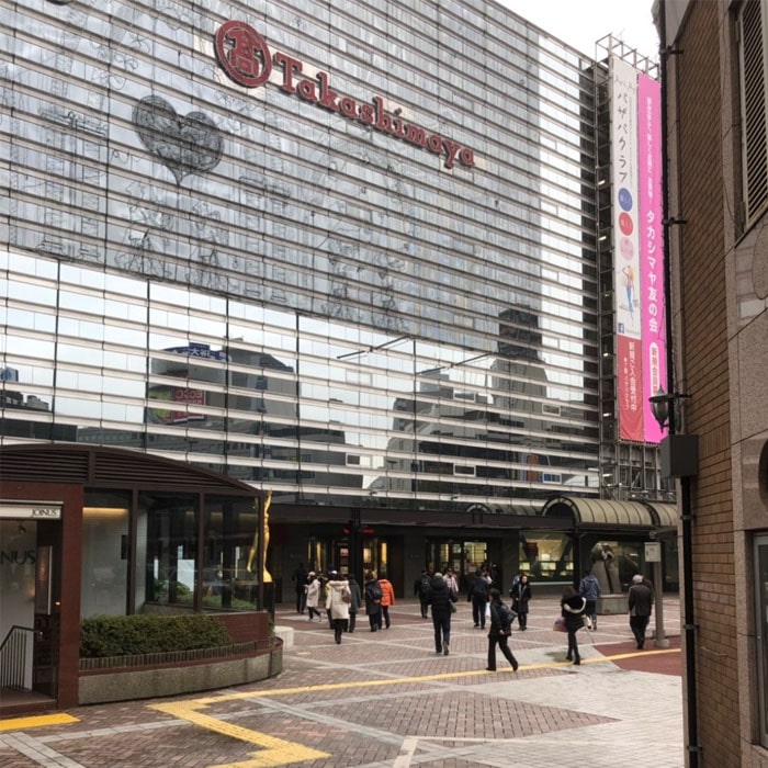 アップルジム横浜店までの道のり1・横浜駅西口を出て高島屋の建物に沿ってお歩き下さい。