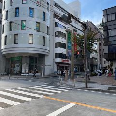 Apple GYM（アップルジム）横浜店までの道のり（地下鉄ブルーライン線）2-4三菱UFJ銀行がある交差点を右に進み直進してください。