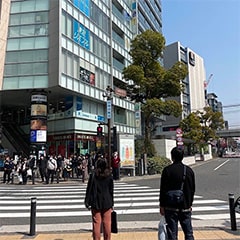 Apple GYM（アップルジム）川崎店までの道のり（JR線）1-2駅前の横断歩道を横断して右折してください。