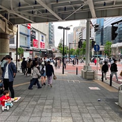 Apple GYM（アップルジム）川崎店までの道のり（京浜急行本線）2-3交差点を左に曲がり、TOHOシネマ側の道を直進してください。