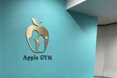アップルジム川崎店のジム画像・青色の壁とApple GYM（アップルジム）のロゴ