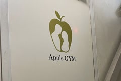 アップルジム川崎店のジム画像・入り口のサインロゴ