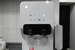 Apple GYM（アップルジム）表参道店のジム画像・飲み放題のウォーターサーバーを完備