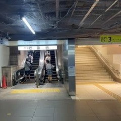 ブルーライン上大岡駅の出口３横のエスカレーター上がってください。