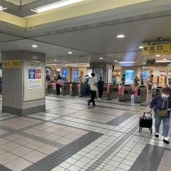 上大岡駅の西出口の改札を出て、左側の屋外を目指してください。