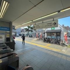 小田急線中央林間駅の北口から出てください。