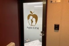 大きなApple GYM（アップルジム）のロゴが武蔵新城店の入り口です！