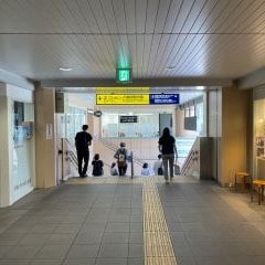改札を出てJR鶴見駅方面の階段を下りてください。