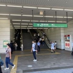 道なりに進みJR鶴見駅東口のエスカレーターを上がってください。