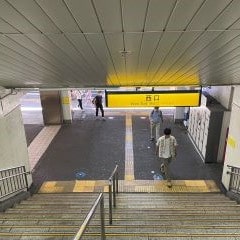 JR鶴見駅西口出口を出てください。