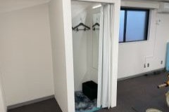 ハンガー・姿鏡完備の更衣室を備えています！