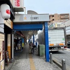 左手の信号を渡り直進してください。