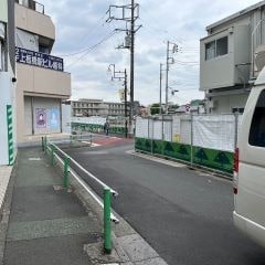 階段をおり左手に100mほど直進してください。