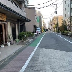 道なりに進んでください。