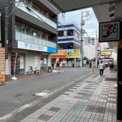 ②右手にある本屋、太陽堂の方へ直進してください。