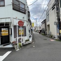 太陽堂を右手に直進し3つめの十字路を左手に曲がってください/。