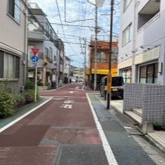 一つ目の十字路を右手に曲がってください。