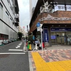 みずほ銀行を右手に曲がり直進してください。